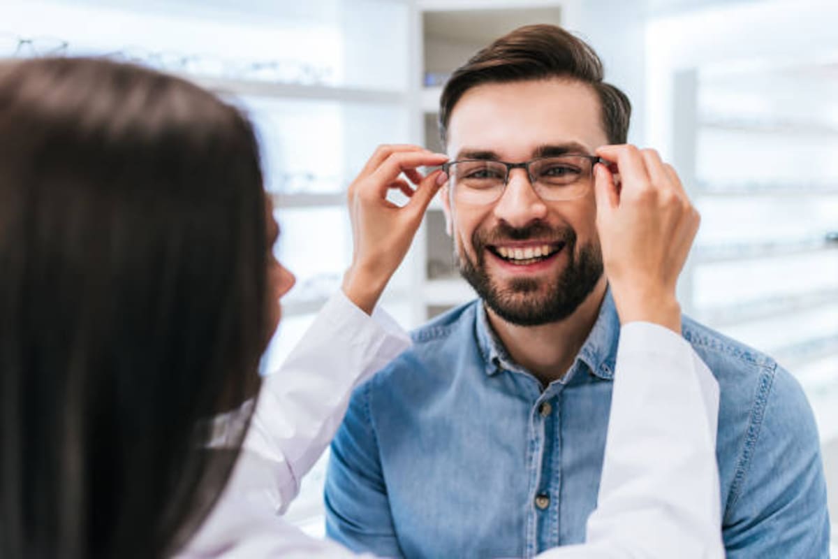 La protección visual también hace parte del rendimiento deportivo: usar lentes adecuados ayuda a prevenir fatiga ocular, reflejos y daños causados por la radiación UV.