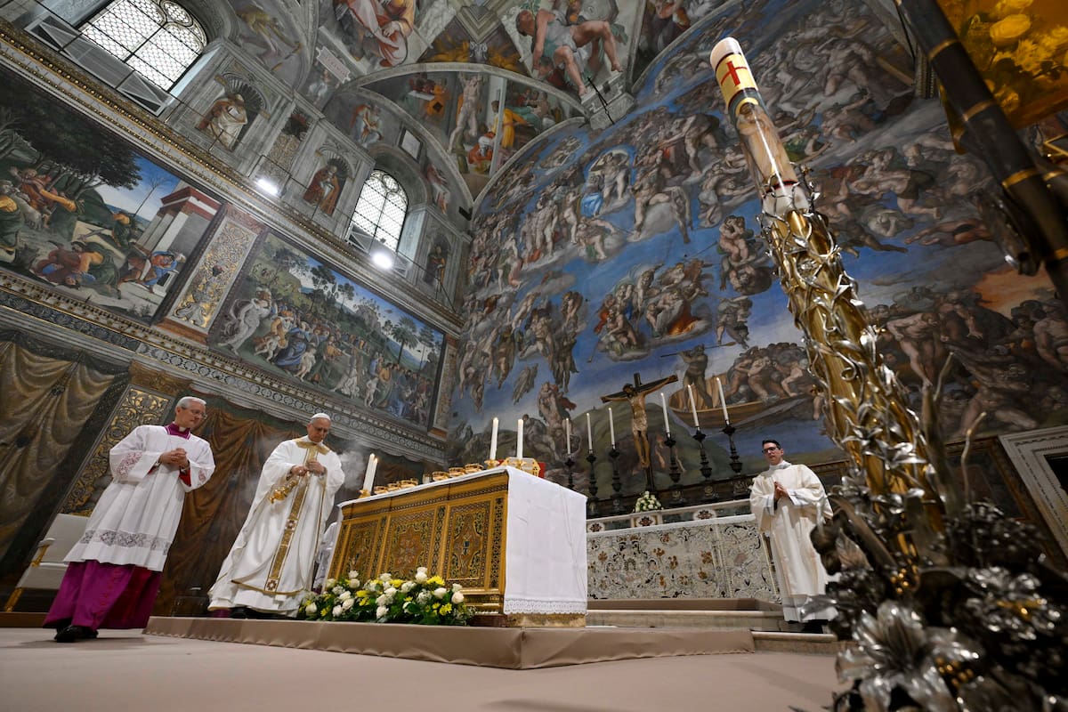 El papa León XIV oficia este viernes, su primera misa en la Capilla Sixtina ante los 133 cardenales que este jueves le eligieron en la cuarta votación en el cónclave. EFE/ VANGUARDIA
