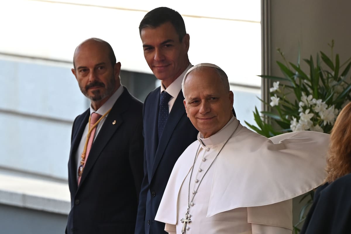 El papa León XIV (d), junto al presidente del Gobierno, Pedro Sánchez (c) y el presidente del Senado, Pedro Rollán (i) a su llegada al Congreso de los Diputados donde el Sumo Pontífice pronuncia este lunes un esperado e histórico discurso en las Cortes durante su visita a España. EFE/Fernando Villar