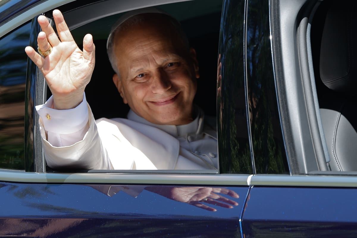 El papa León XIV saluda desde el coche a su llegada a la sede de la Conferencia Episcopal Española en Madrid donde tiene previsto reunirse con los obispos, este lunes, durante su visita a España. EFE/ Sergio Pérez