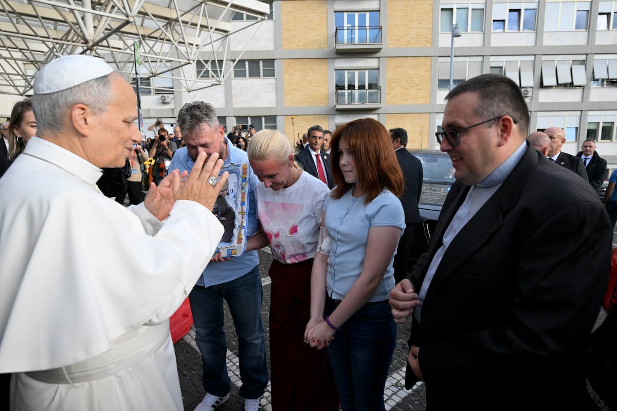 Después de cinco días ingresado por la operación de un tumor canceroso y el posterior postoperatorio, León XIV recibió este sábado el alta hospitalaria y regresó al Vaticano, donde mañana domingo volverá a presidir el rezo del ángelus.