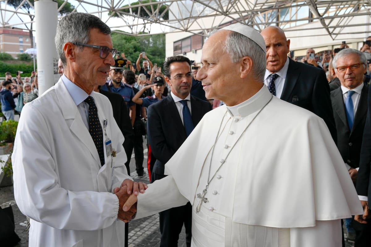 Después de cinco días ingresado por la operación de un tumor canceroso y el posterior postoperatorio, León XIV recibió este sábado el alta hospitalaria y regresó al Vaticano, donde mañana domingo volverá a presidir el rezo del ángelus.