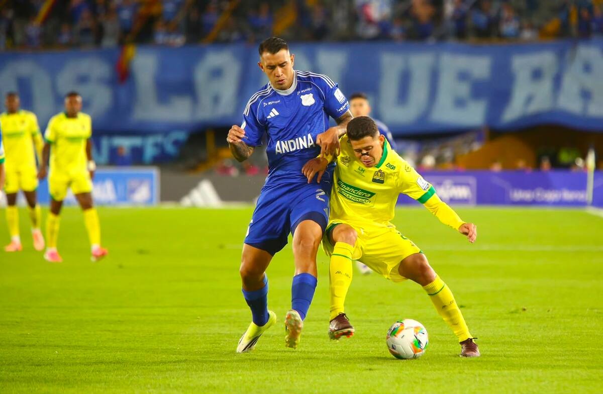 Leonardo Flores de Atlético Bucaramanga disputando un balón en el partido ante Millonarios por la fecha 1 de la Liga BetPlay II 2026. Foto: Jaime Moreno/Vanguardia