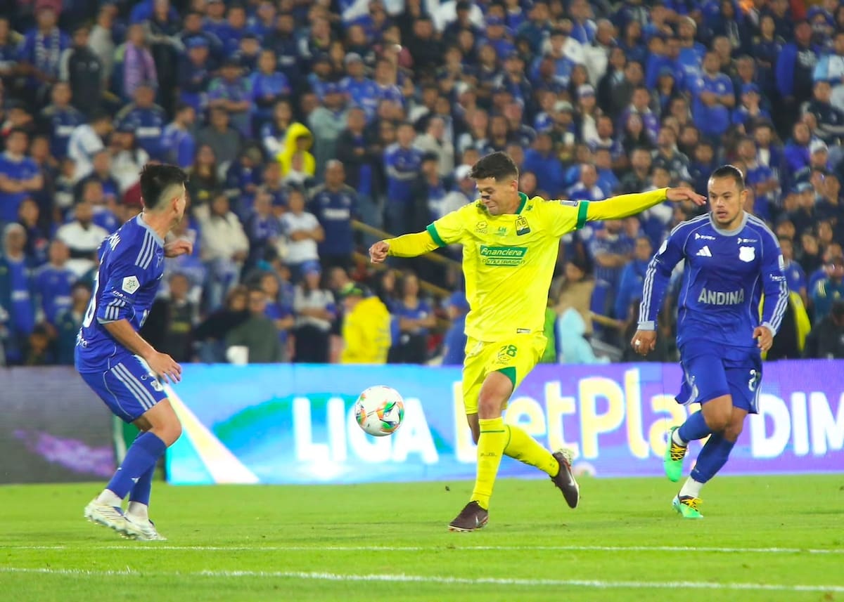 Leonardo Flores de Atlético Bucaramanga disputando un balón en el partido ante Millonarios por la fecha 1 de la Liga BetPlay II 2026. Foto: Jaime Moreno/Vanguardia