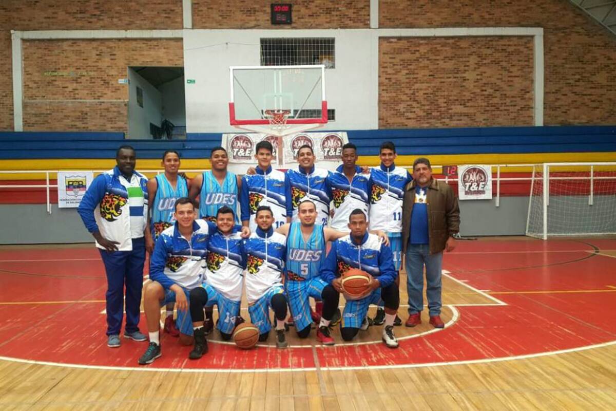 Este es el equipo de New Leopardos - Udes que toma parte de la Copa Élite T&E, torneo Sub 27 de Baloncesto, y que esta noche jugará como local ante Arrieros de Antioquia. (Foto: Suministrada / VANGUARDIA LIBERAL)