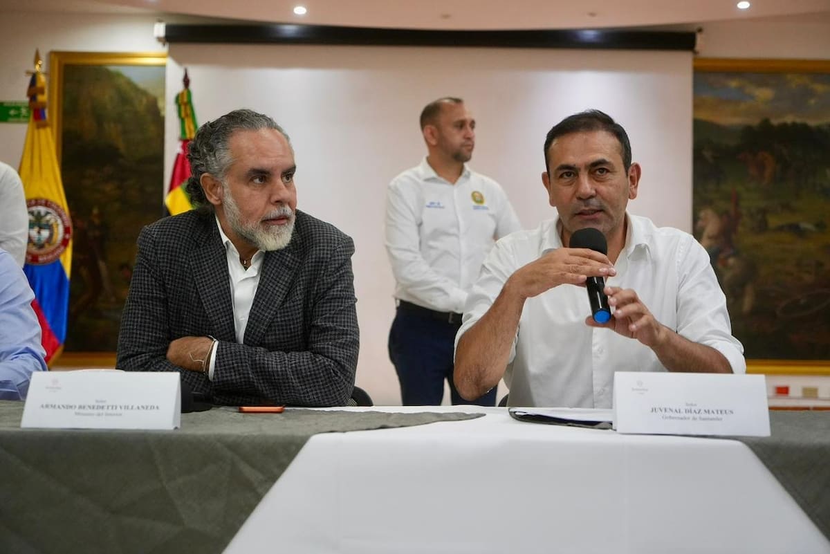 El ministro del Interior, Armando Benedetti, junto al gobernador Santander, Juvenal Díaz, anuncian que se ha llegado a un acuerdo para levantar bloqueos por avalúo catastral en esa zona del país. // Foto: tomada de X @Mininterior Colombia.