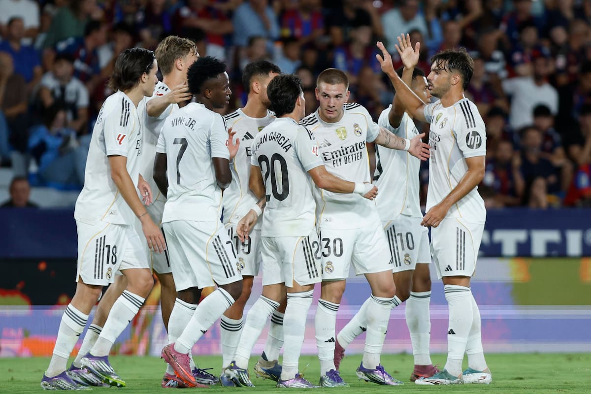 VALENCIA, 23/09/2025.- El centrocampista argentino del Real Madrid Franco Mastantuono (3d) celebra su gol, segundo del equipo ante el Levante, durante el partido de la sexta jornada de LaLiga EA Sports que Levante UD y Real Madrid disputan hoy martes en el estadio Ciutat de Valencia. EFE/Biel Alino