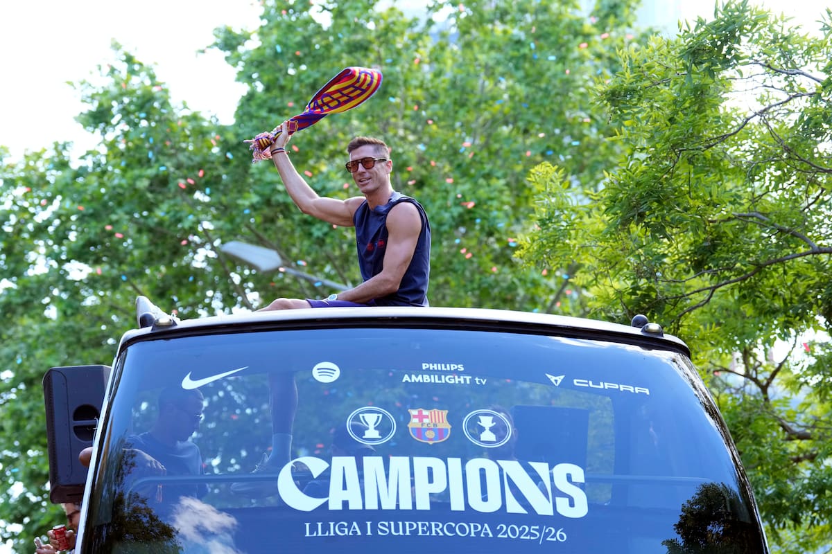 El delantero polaco del FC Barcelona, Robert Lewandowski, celebra la consecución del título de Liga durante la rúa del equipo azulgrana, el pasado lunes. EFE/Alejandro García