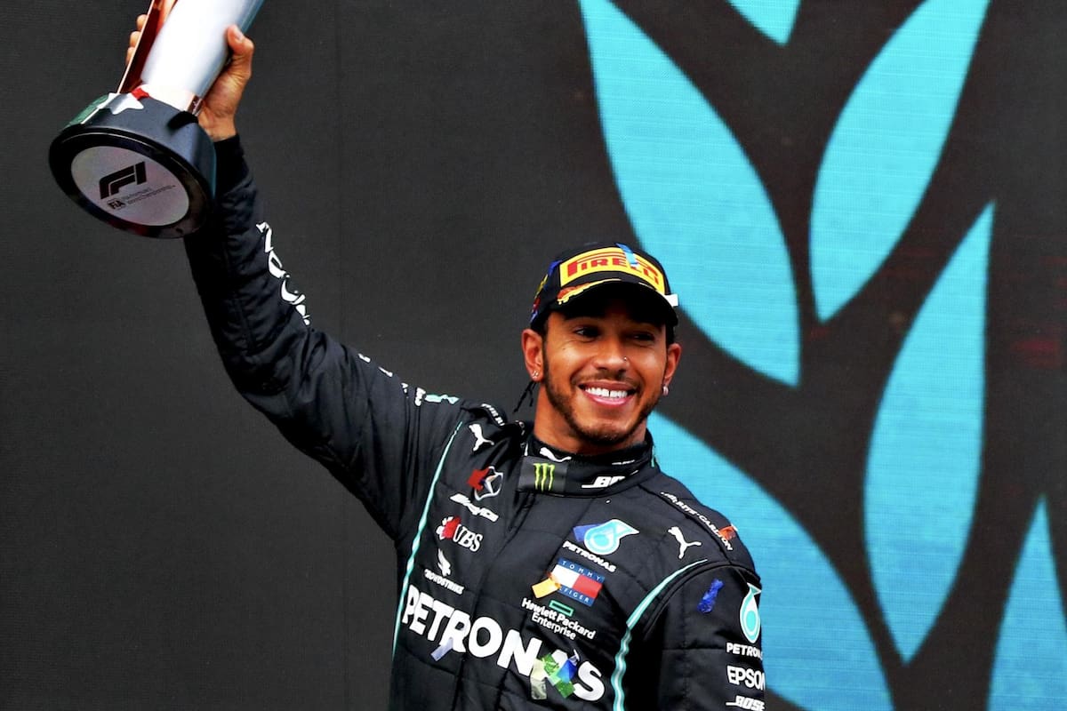 El británico Lewis Hamilton celebrando uno de sus triunfos con Mercedes.