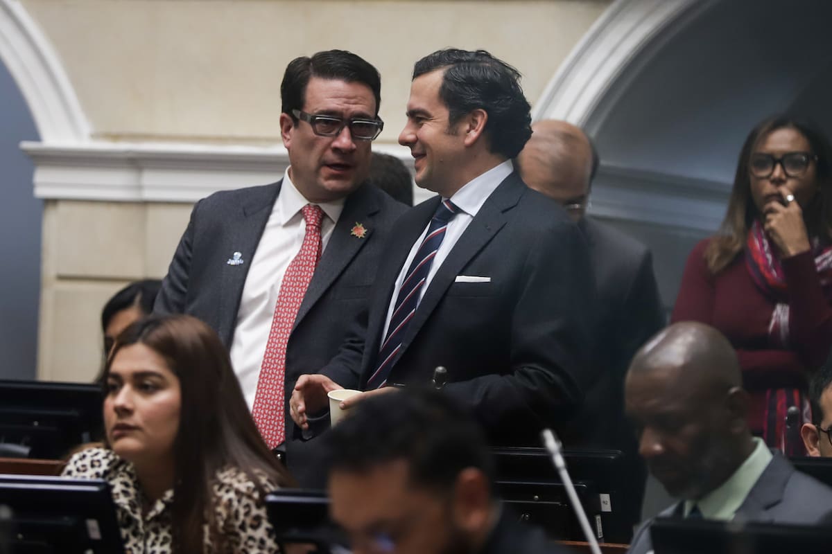 Iván Cancino, ministro de Justicia; y Rodrigo Lara, exministro del Interior, en la plenaria que debatía la Ley de Sometimiento. Foto: Colprensa/VANGUARDIA