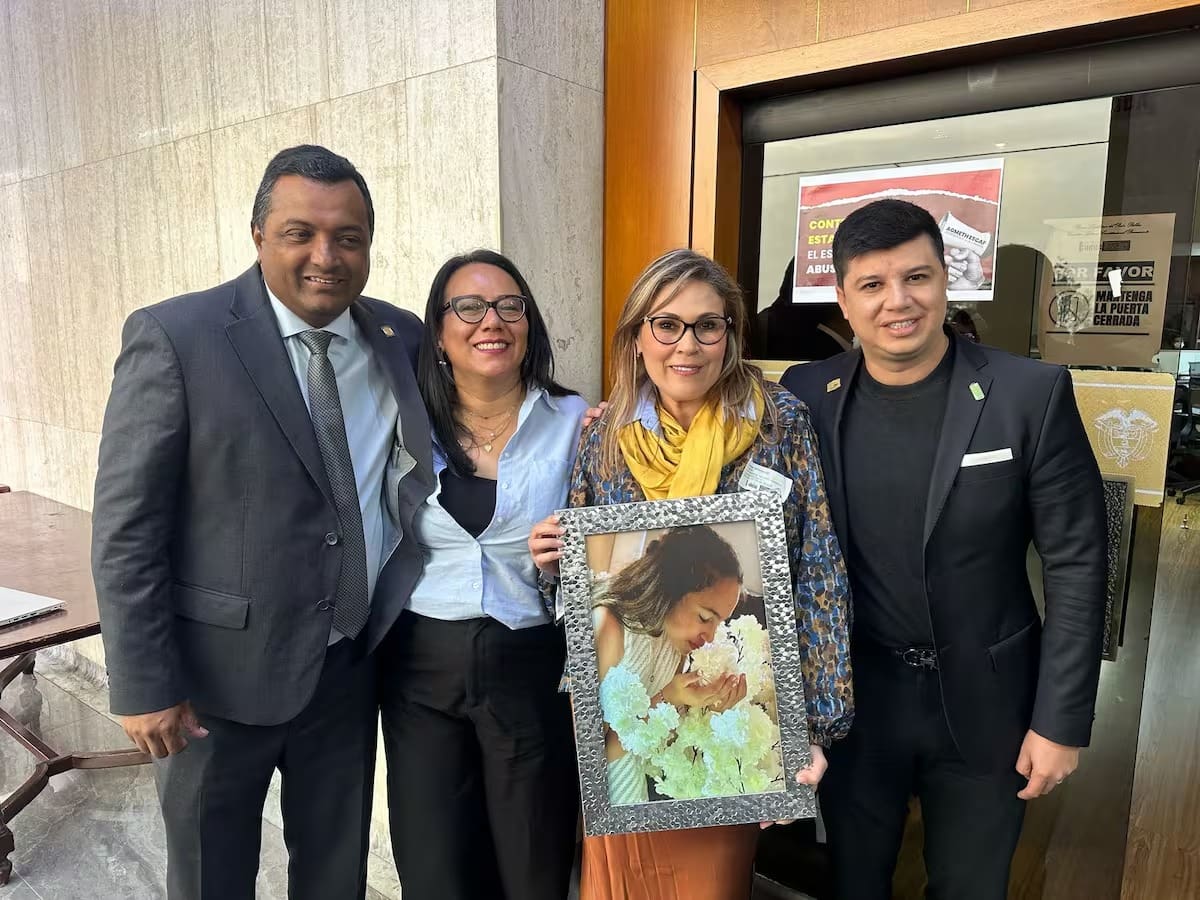 En este registro gráfico aparecen los ponentes de la 'Ley Stefanía', Víctor Salcedo y Alexandra Vásquez; Tatiana González, madre de la menor que inspiró esta iniciativa en el Congreso; y el senador Gustavo Moreno, quien fue el que la presentó de manera oficial.