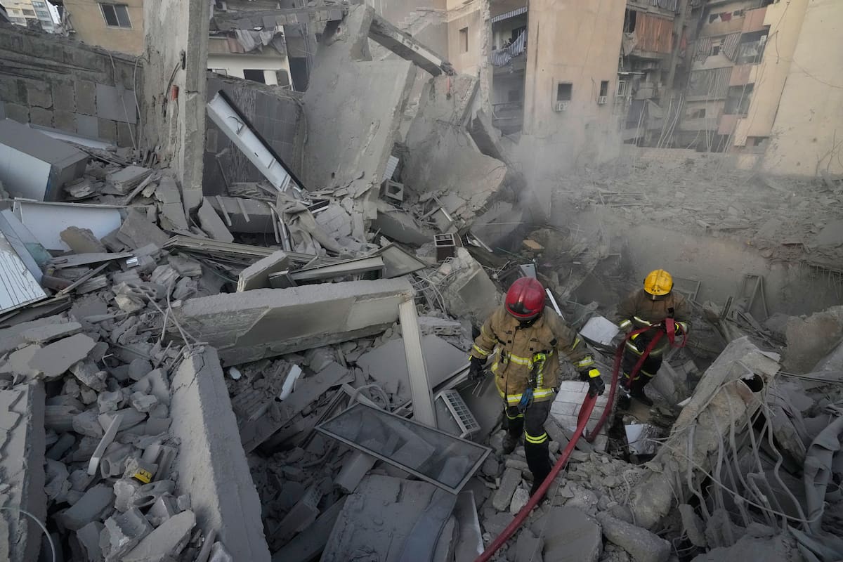Bomberos inspeccionan un edificio destruido por un ataque israelí en el centro de Beirut, Líbano, el miércoles 18 de marzo de 2026. (Foto AP/Hussein Malla)