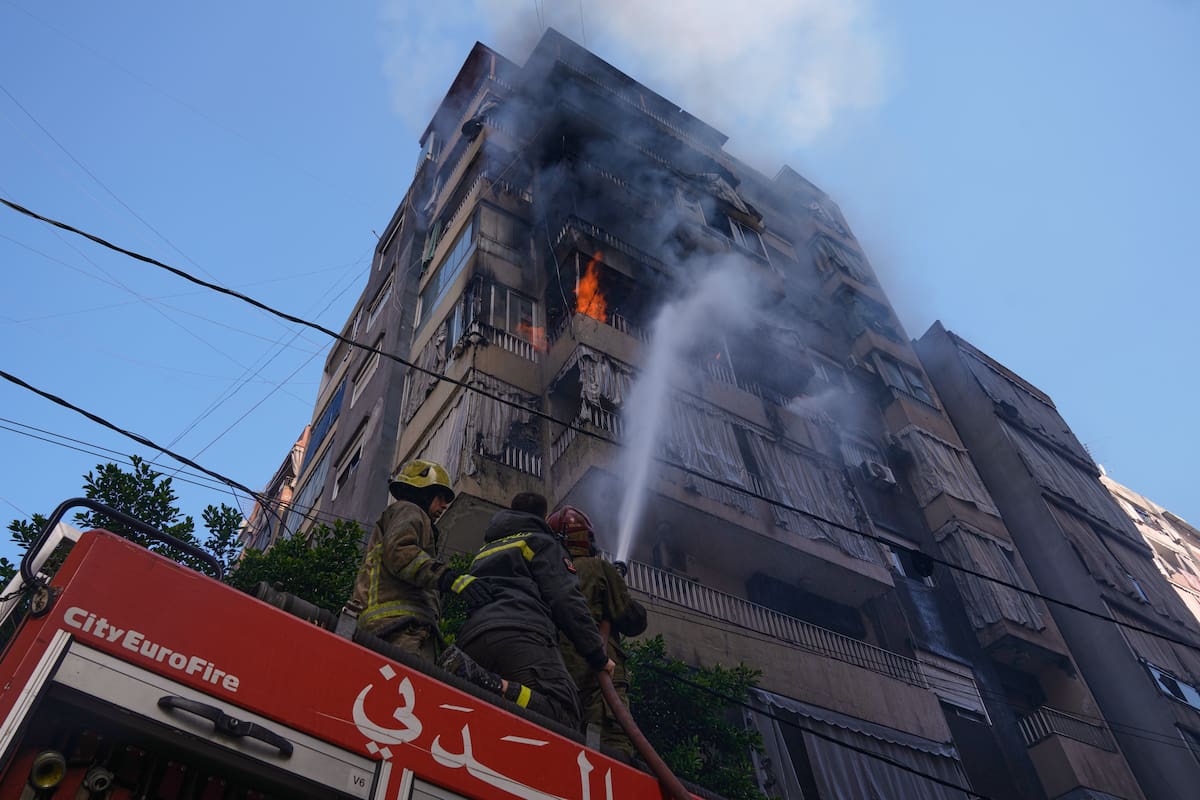 Los bomberos rocían agua sobre un edificio residencial en llamas tras un ataque aéreo israelí en el centro de Beirut, Líbano. (Foto AP/Bilal Hussein)