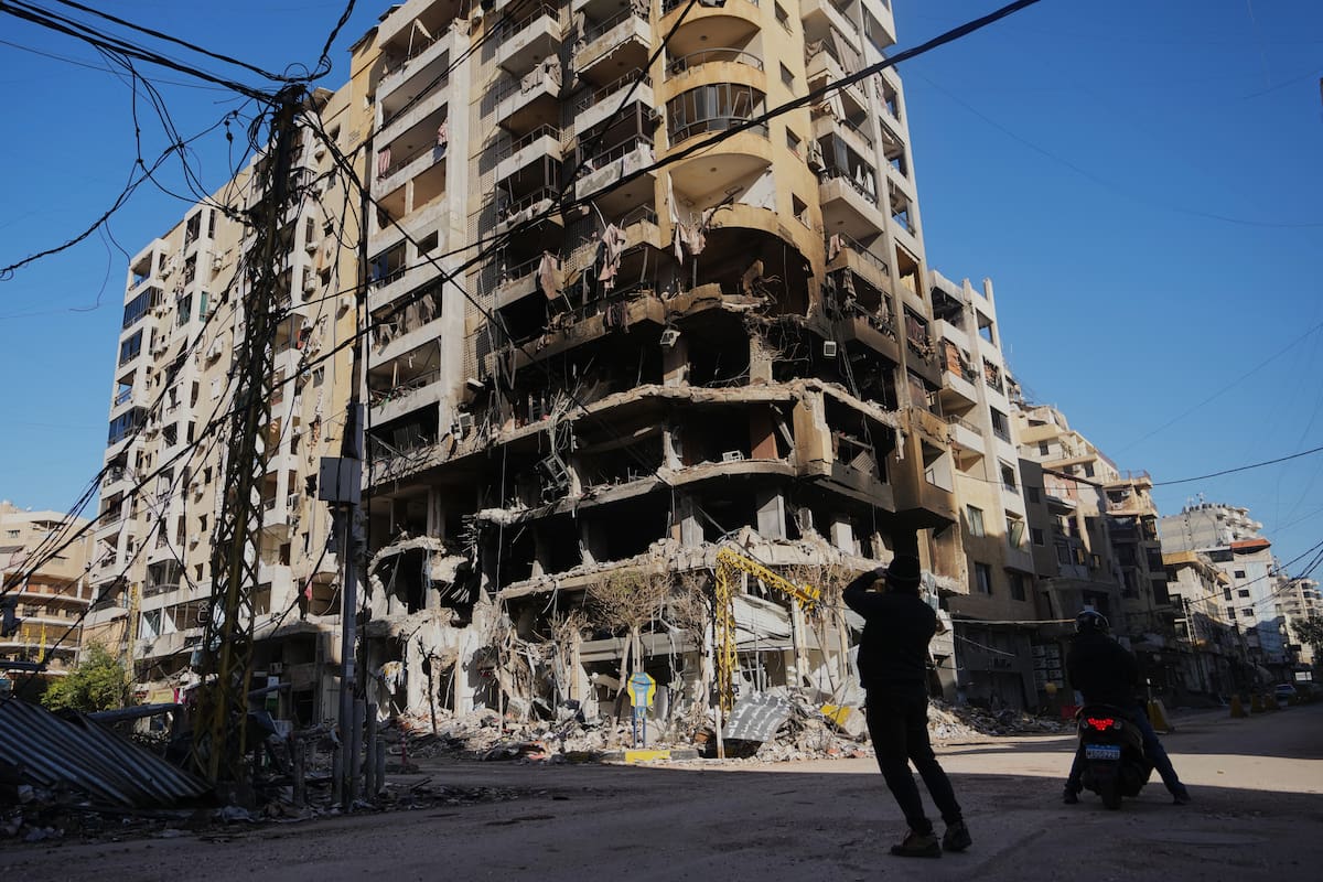 Un hombre fotografía un edificio dañado por un ataque aéreo israelí en Dahiyeh, en los suburbios del sur de Beirut, Líbano. (Foto AP/Hassan Ammar)