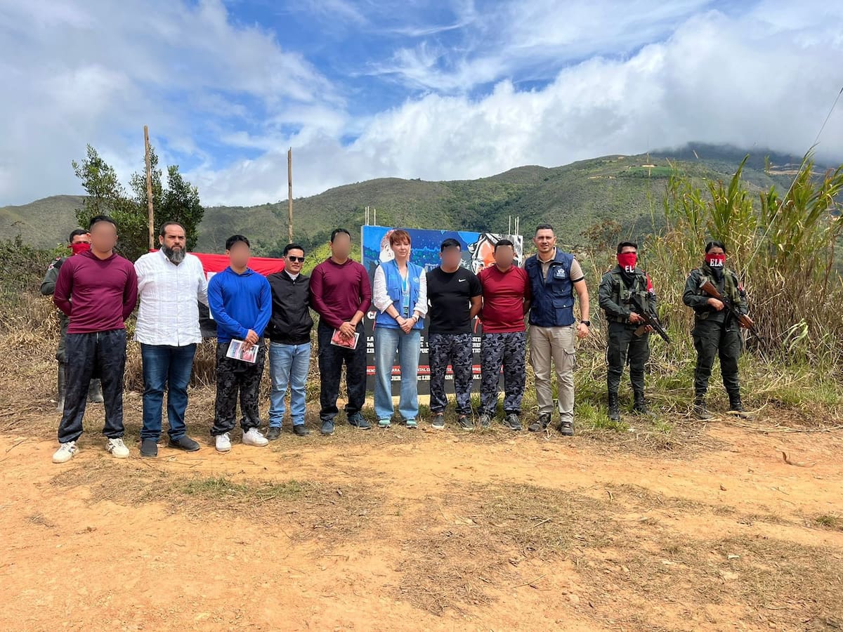 Liberan a cinco policías retenidos por el Eln en Catatumbo tras 14 días cautiverio. | Foto: Tomada de X (@DefensoriaCol)