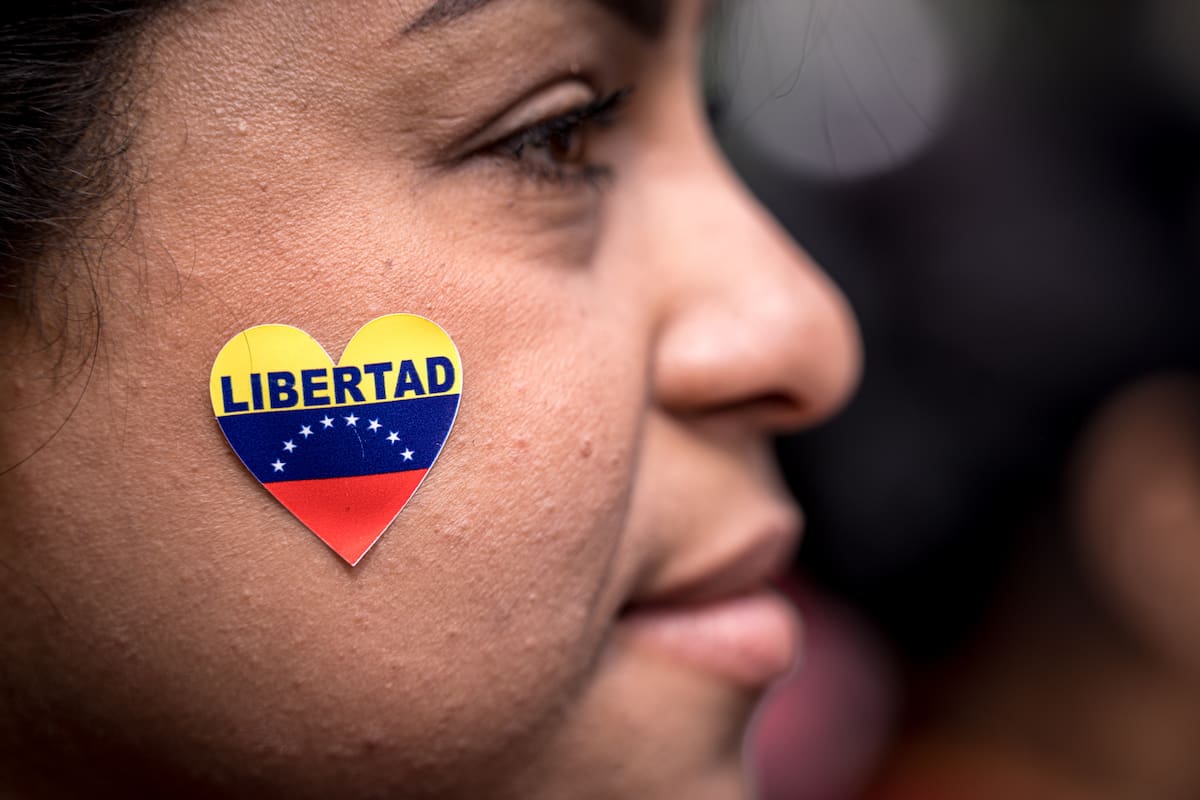 AME1640. LIMA (PERÚ), 03/01/2026.- Una ciudadana venezolana celebra durante una manifestación este sábado, en Lima (Perú). Decenas de venezolanos se congregaron en los exteriores de la embajada de su país en Lima para celebrar la detención del presidente Nicolás Maduro por parte de Estados Unidos, ocurrida en las últimas horas, a casi un año y medio de su controvertida reelección para un tercer mandato. EFE/ John Reyes