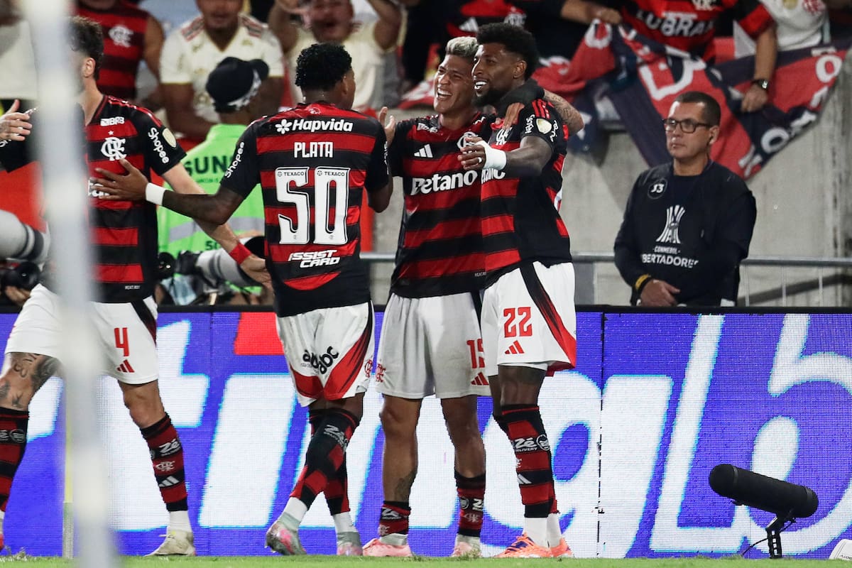 Jorge Carrascal (centro), del Flamengo de Brasil, festeja tras anotar ante Racing de Argentina en la ida de las semifinales de la Copa Libertadores, el miércoles 22 de octure de 2025. // Foto: AP Foto/Bruna Prado.