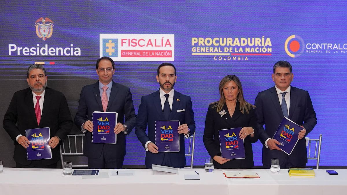Libro de la Verdad entregado por el Gobierno a la Fiscalía, la Contraloría y la Procuraduría. Foto: Colprensa/VANGUARDIA