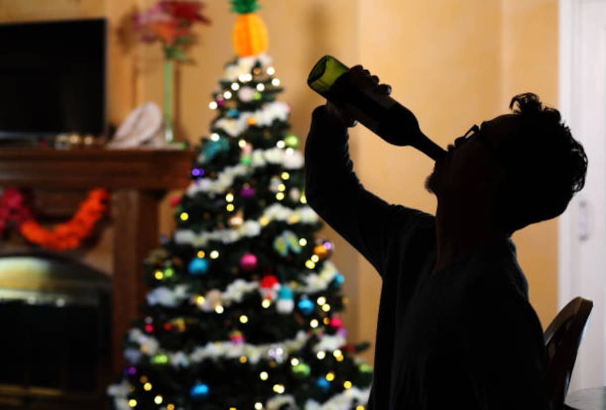 El peligro oculto del alcohol adulterado durante la Navidad.
