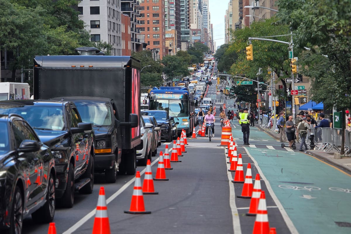 ACOMPAÑA CRÓNICA: EEUU ONU ASAMBLEA USA5024. NUEVA YORK (NY, EEUU), 26/09/2025.- Vehículos esperan en una calle este viernes en Nueva York (Estados Unidos). La semana de alto nivel de la Asamblea General de la ONU ha dislocado estos días el tráfico de Nueva York mientras altos líderes mundiales se desplazaban de un lado a otro de la ciudad para participar en debates y eventos paralelos. EFE/ Alberto Boal