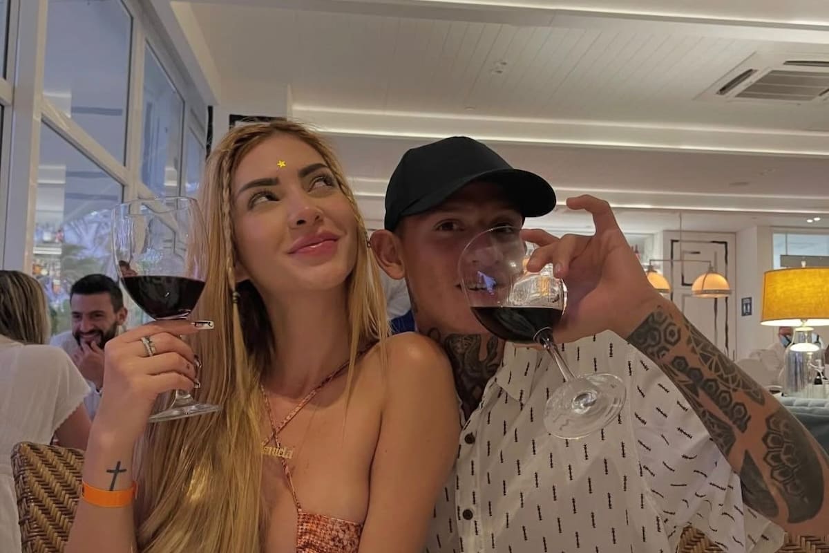 La Liendra y Dani Duke compartieron en redes el momento en que descubrieron que habían llegado un día antes a la boda de Jhonny Rivera.
Foto tomada de: Instagram de @daniduke