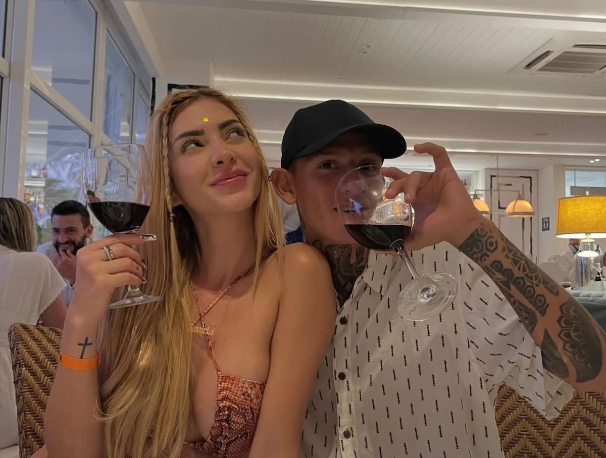 La Liendra y Dani Duke compartieron en redes el momento en que descubrieron que habían llegado un día antes a la boda de Jhonny Rivera.
Foto tomada de: Instagram de @daniduke