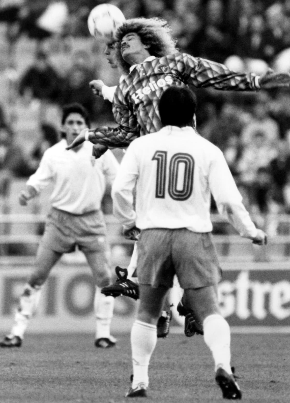 ZARAGOZA 17/11/91.- El centrocampista del Valladolid, Carlos Valderrama, disputa un balón por alto en un momento del partido disputado esta tarde en el campo de La Romereda en la capital aragonesa. EFE/ Javier Cebollada