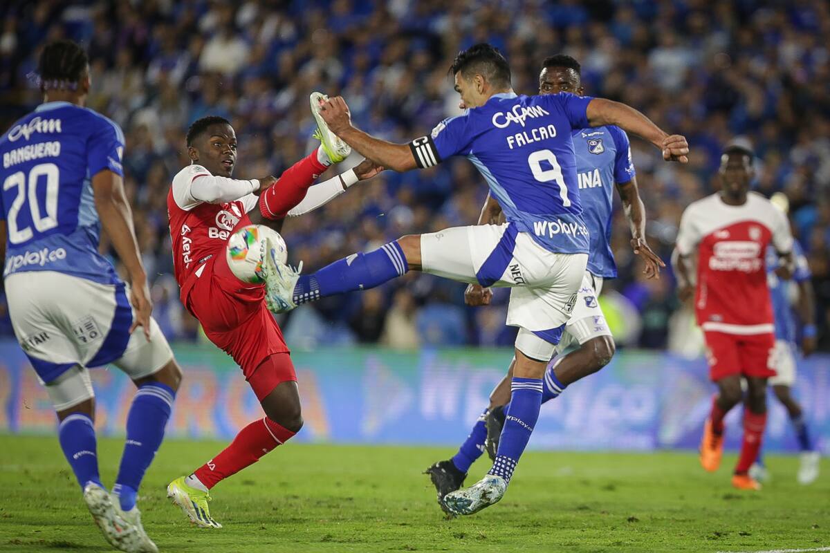 Bogotá. Junio 19 de 2025. Millonarios FC enfrenta a Independiente Santa Fe, por encuentro válido de la Liga BetPlay I 2025 de la fecha 6 de los cuadrangulares finales, en el Estadio Nemesio Camacho El Campín. (Colprensa - Cristian Bayona).