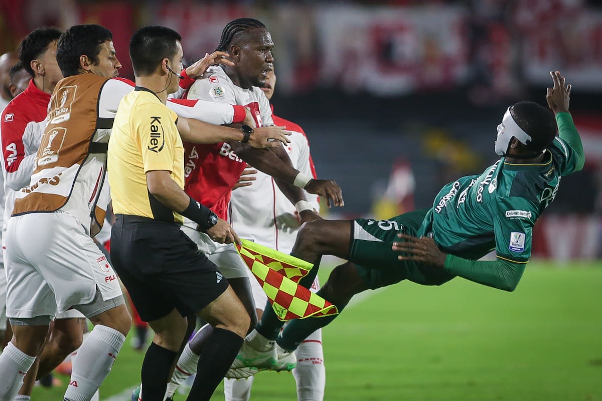 Bogotá. Noviembre 09 de 2025. Independiente Santa Fe enfrenta a Deportivo Cali, por encuentro válido de la Liga BetPlay II 2025 de la fecha 19, en el Estadio Nemesio Camacho El Campín. (Colprensa - Cristian Bayona).