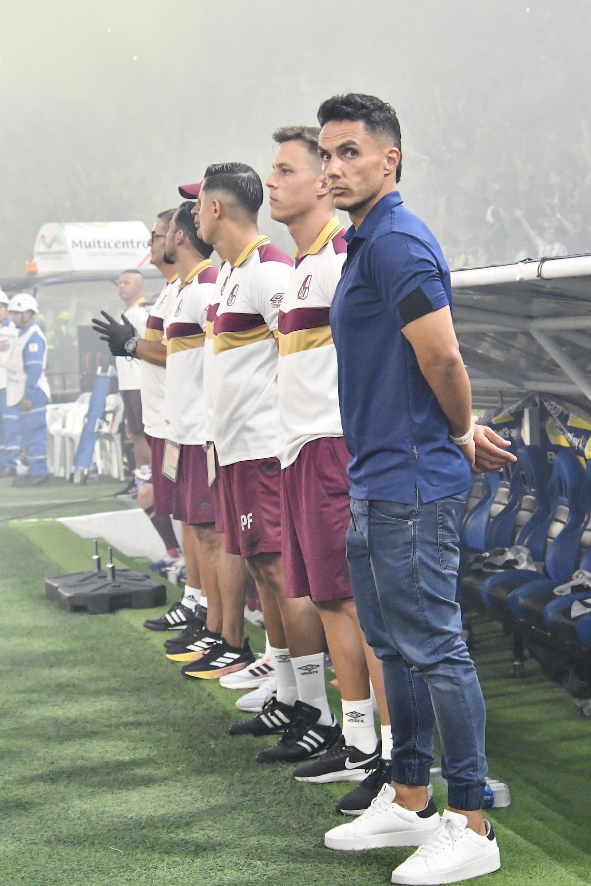 AMDEP107. IBAGUE (COLOMBIA), 16/12/2025.- El entrenador de Tolima, Lucas González, reacciona este martes, en el partido de vuelta de la final de la Liga Colombiana entre Tolima y Junior en el estadio Manuel Murillo Toro, en Ibagué (Colombia). EFE/ Agencia Unido360