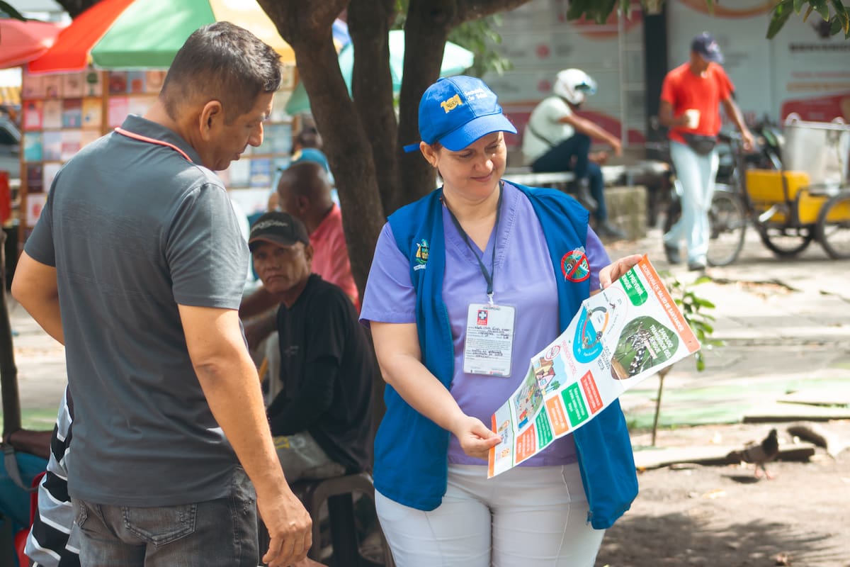 El grupo de profesionales de la Liga contra el Dengue hace recorridos casa a casa para detectar posibles criaderos de zancudos.
Suministrada/Vanguardia