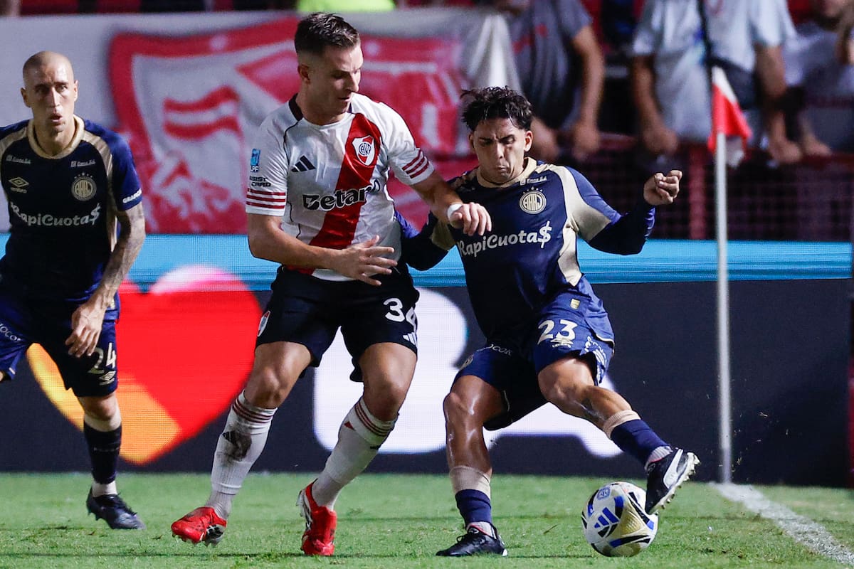 AMDEP1116. BUENOS AIRES (ARGENTINA), 12/02/2026.- Hernan López (d) de Argentinos Jrs disputa el balón con Giuliano Galoppo de River este jueves, en un partido de la Liga de Argentina entre Argentinos Jrs y River Plate, en el estadio Diego Armando Maradona en Buenos Aires (Argentina). EFE/ Juan Ignacio Roncoroni