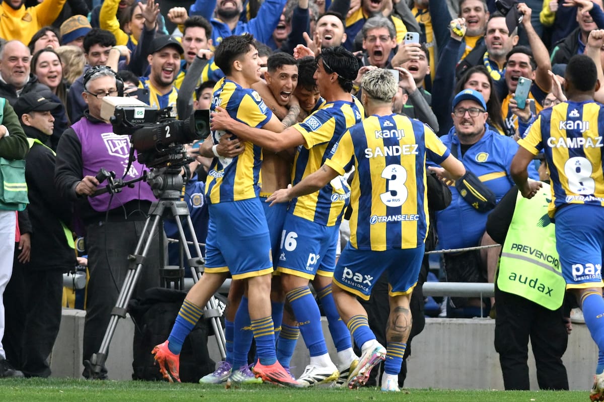 AMDEP8130. ROSARIO (ARGENTINA), 12/07/2025.- Jugadores de Rosario celebran un gol este sábado, durante un partido de la Liga de Argentina entre Rosario Central y Godoy Cruz en el estadio Gigante de Arroyito en Rosario (Argentina). EFE/ Sebastián Granata