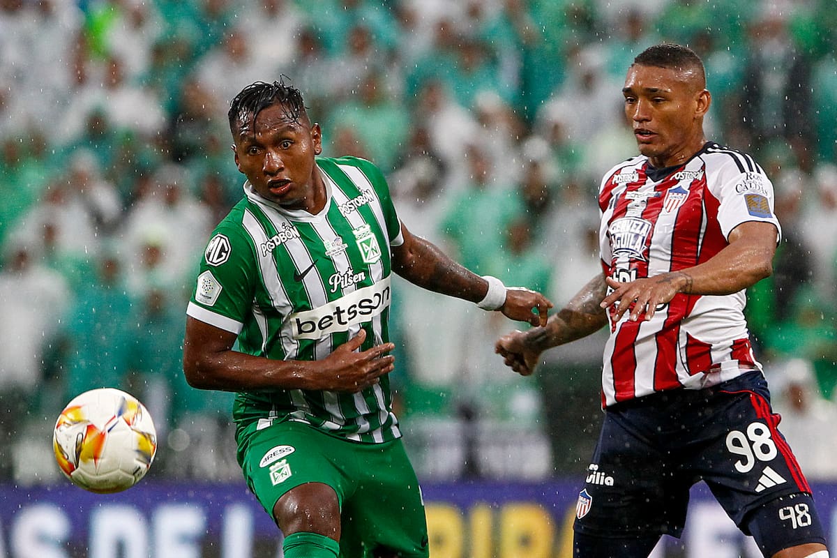 AME9879. MEDELLÍN (COLOMBIA), 08/06/2026.- Alfredo Morelos (i) de Nacional disputa el balón con Jermein Peña de Junior este lunes, durante el partido de vuelta de la final de la Liga de Colombia en el estadio Atanasio Girardot en Medellín (Colombia). EFE/ STR