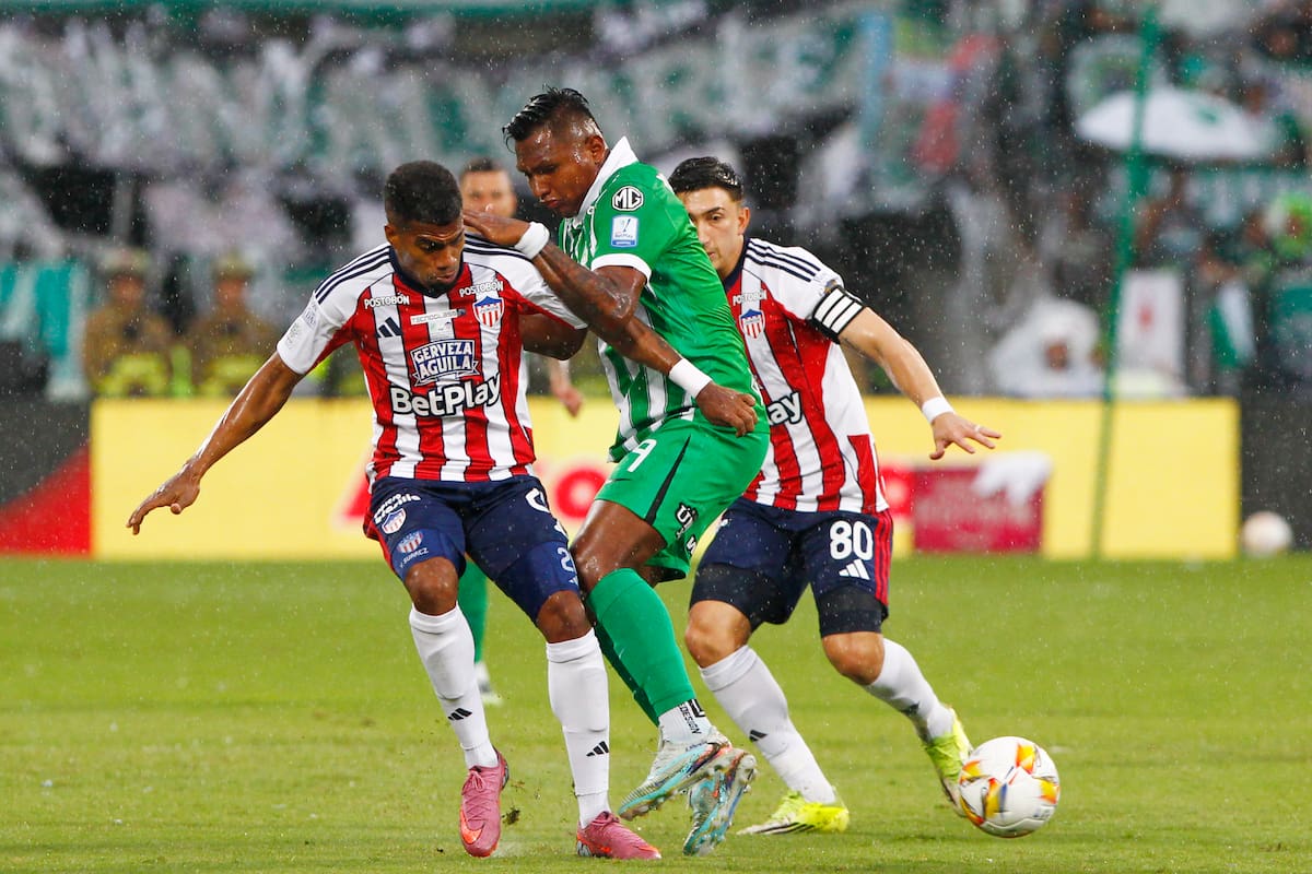 AME9879. MEDELLÍN (COLOMBIA), 08/06/2026.- Alfredo Morelos (c) de Nacional disputa el balón con Yeison Súarez (i) y Fabián Ángel de Junior este lunes, durante el partido de vuelta de la final de la Liga de Colombia en el estadio Atanasio Girardot en Medellín (Colombia). EFE/ STR