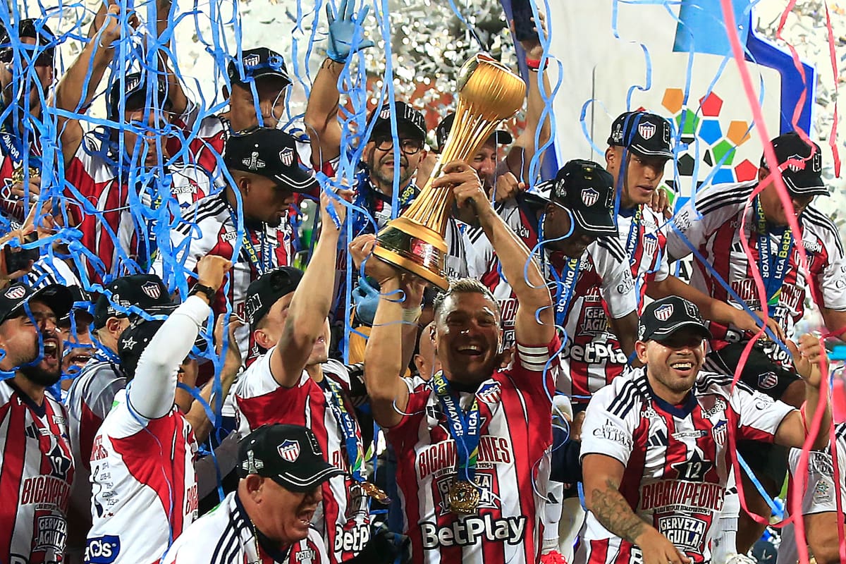 AME9879. MEDELLÍN (COLOMBIA), 08/06/2026.- Teófilo Gutiérrez (c) de Junior levanta el trofeo de campeón de la Liga de Colombia tras ganar la final frente Atlético Nacional este lunes, en el estadio Atanasio Girardot en Medellín (Colombia). EFE/ STR