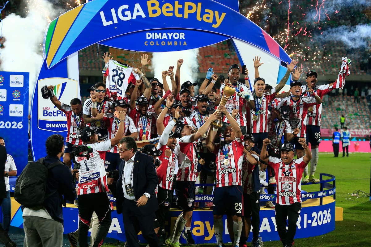 AME9879. MEDELLÍN (COLOMBIA), 08/06/2026.- Jugadores de Junior celebran con el trofeo este lunes, al quedar campeones de la Liga de Colombia en la final frente Atlético Nacional en el estadio Atanasio Girardot en Medellín (Colombia). EFE/ STR