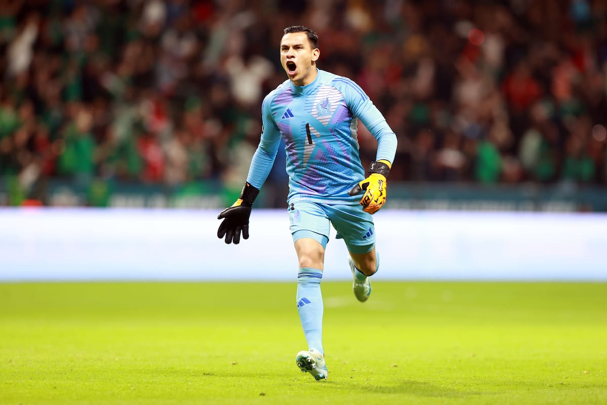 MEX5422. TOLUCA (MÉXICO), 19/11/2024.- Angel Malagón de México celebra un gol este martes, durante el partido de vuelta de los Cuartos de Final de la Liga de Naciones de la Concacaf, entre México y Honduras, en el estadio Nemesio Diez, en la ciudad de Toluca (México). EFE/ Alex Cruz