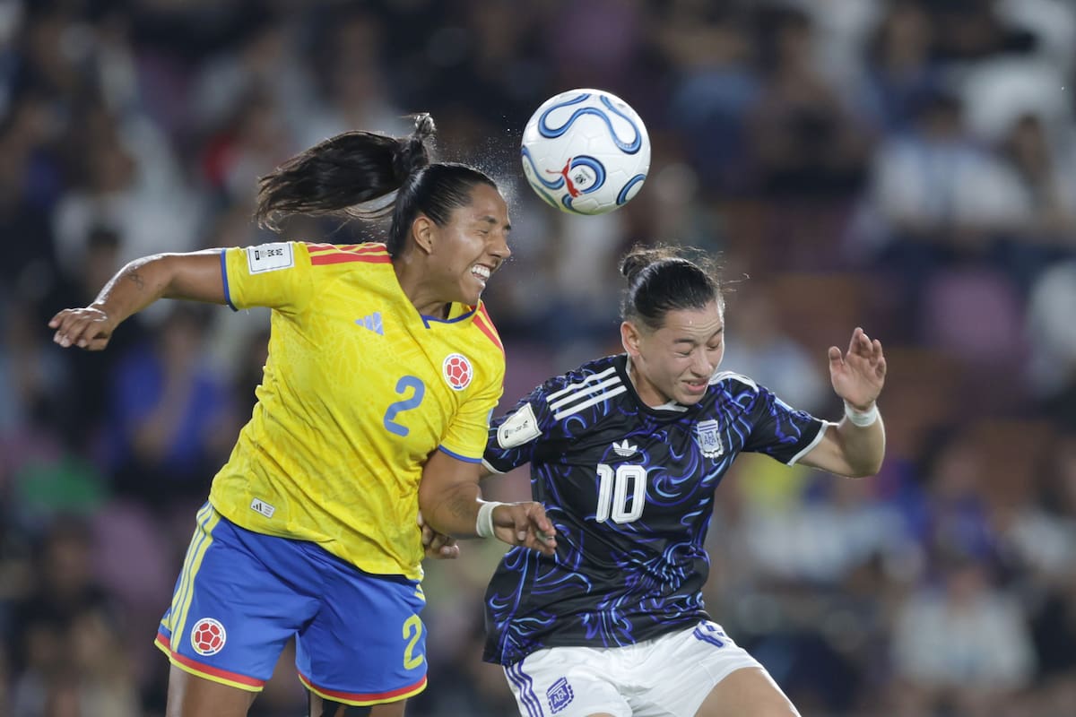 FOTODELDÍA AME4722. LANÚS (ARGENTINA), 18/04/2026.- Maricel Pereyra (d) de Argentina disputa un balón con Manuela Vanegas de Colombia este sábado, durante un partido de la Liga de Naciones Femenina entre Argentina y Colombia en el estadio Ciudad de Lanús en Lanús (Argentina). EFE/ Adan González