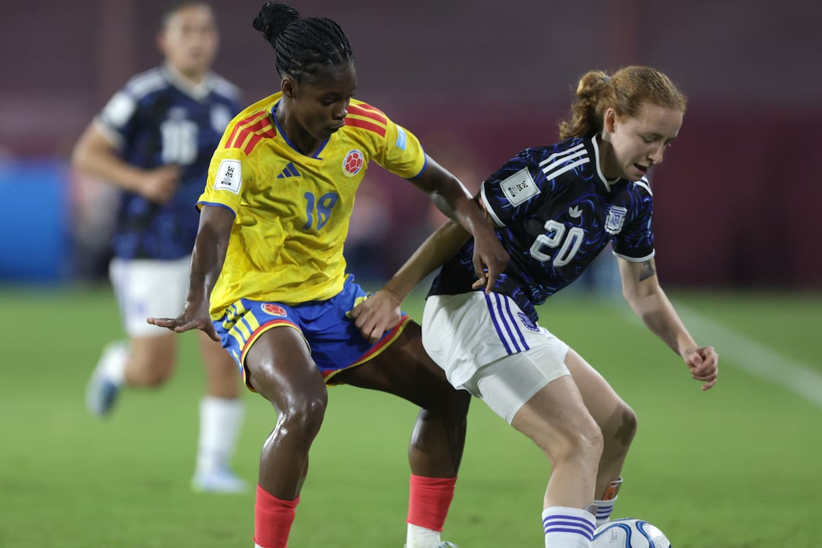 AME4722. LANÚS (ARGENTINA), 18/04/2026.- Justina Morcillo de Argentina (d) disputa un balón con Linda Caicedo de Colombia este sábado, durante un partido de la Liga de Naciones Femenina entre Argentina y Colombia en el estadio Ciudad de Lanús en Lanús (Argentina). EFE/ Adan González