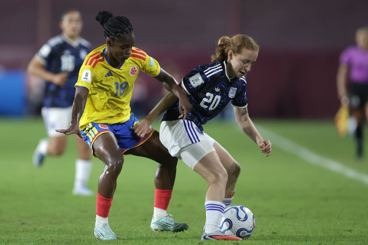 AME4722. LANÚS (ARGENTINA), 18/04/2026.- Justina Morcillo de Argentina (d) disputa un balón con Linda Caicedo de Colombia este sábado, durante un partido de la Liga de Naciones Femenina entre Argentina y Colombia en el estadio Ciudad de Lanús en Lanús (Argentina). EFE/ Adan González