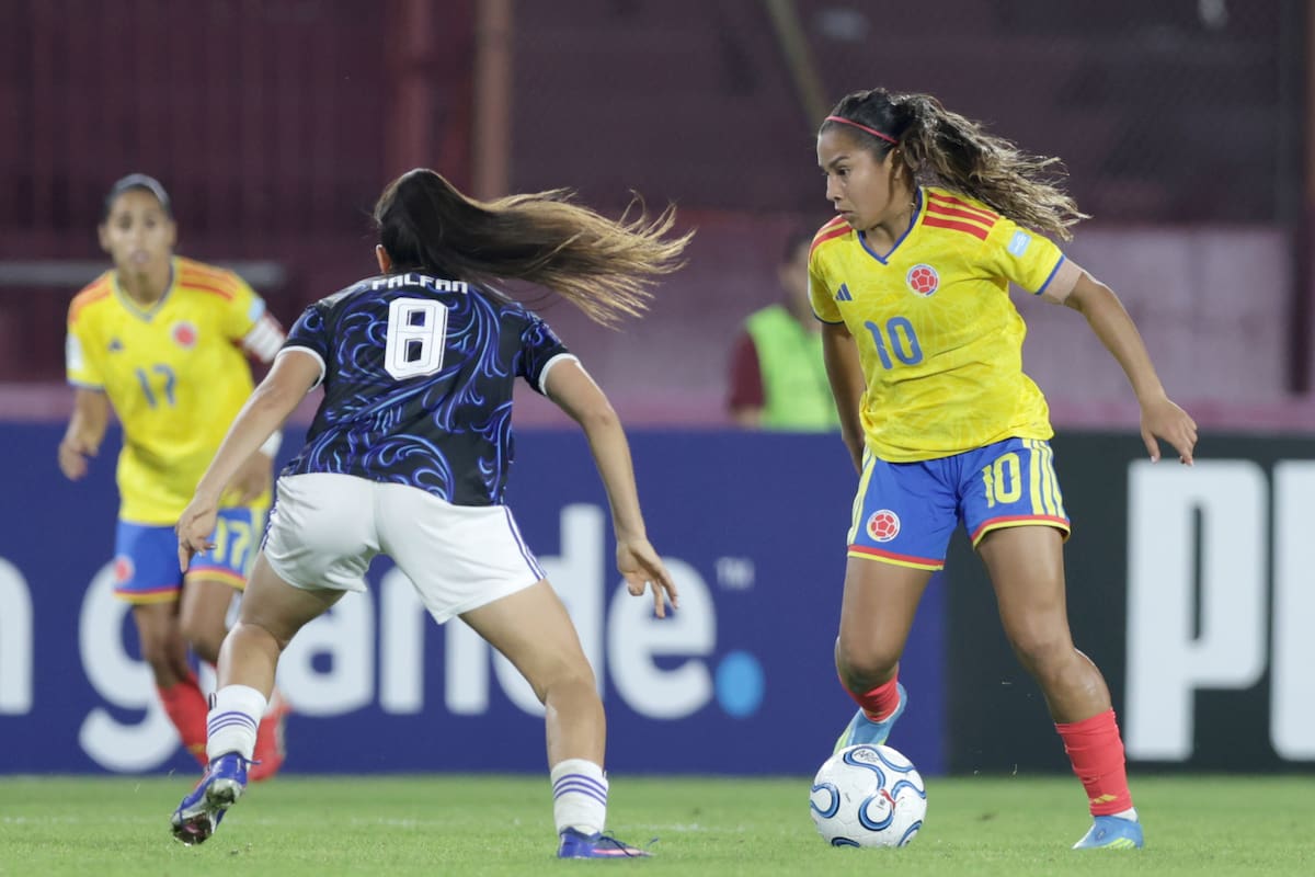 AME4722. LANÚS (ARGENTINA), 18/04/2026.- Daiana Falfán (i) de Argentina disputa un balón con Leicy Santos de Colombia este sábado, durante un partido de la Liga de Naciones Femenina entre Argentina y Colombia en el estadio Ciudad de Lanús en Lanús (Argentina). EFE/ Adan González