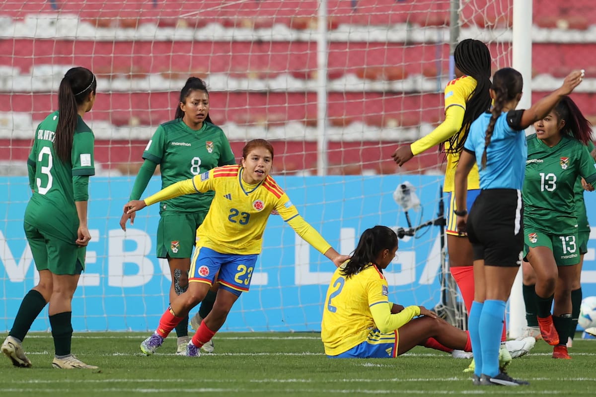 AMDEP9693. LA PAZ (BOLIVIA), 28/11/2025.- Gabriela Rodríguez (c) de Colombia celebra un gol este viernes, en un partido de la Liga de Naciones Femenina entre Bolivia y Colombia en el estadio Hernando Siles, en La Paz (Bolivia). EFE/ Luis Gandarillas