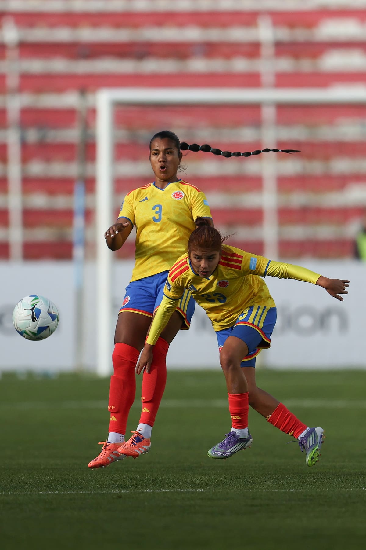 AMDEP9662. LA PAZ (BOLIVIA), 28/11/2025.- Daniela Arias (i) y Gabriela Rodríguez de Colombia disputan el balón este viernes, en un partido de la Liga de Naciones Femenina entre Bolivia y Colombia en el estadio Hernando Siles, en La Paz (Bolivia). EFE/ Luis Gandarillas