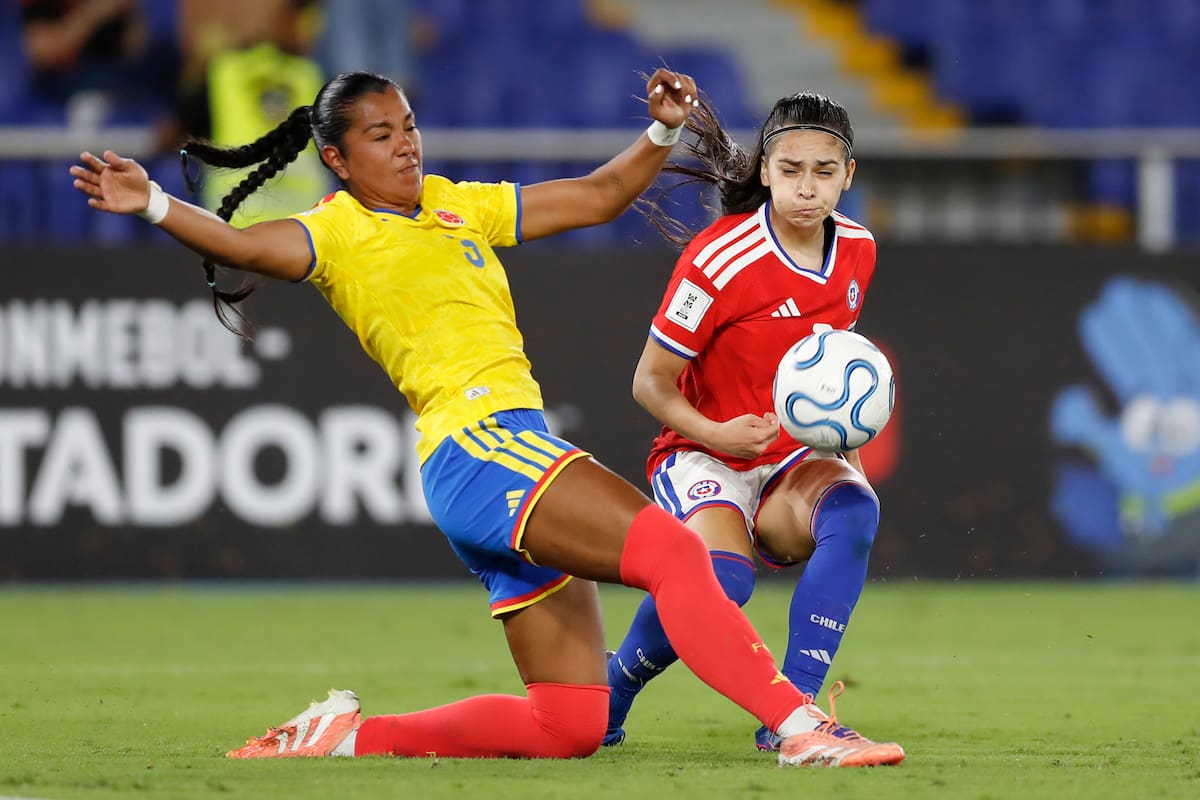 AME3572. CALI (COLOMBIA), 14/04/2026.- Daniela Arias (i) de Colombia disputa el balón con Vaitiare Pardo de Chile este martes, en un partido de la Liga de Naciones Femenina entre Colombia y Chile en el estadio Olímpico Pascual Guerrero en Cali (Colombia). EFE/ Ernesto Guzmán Jr
