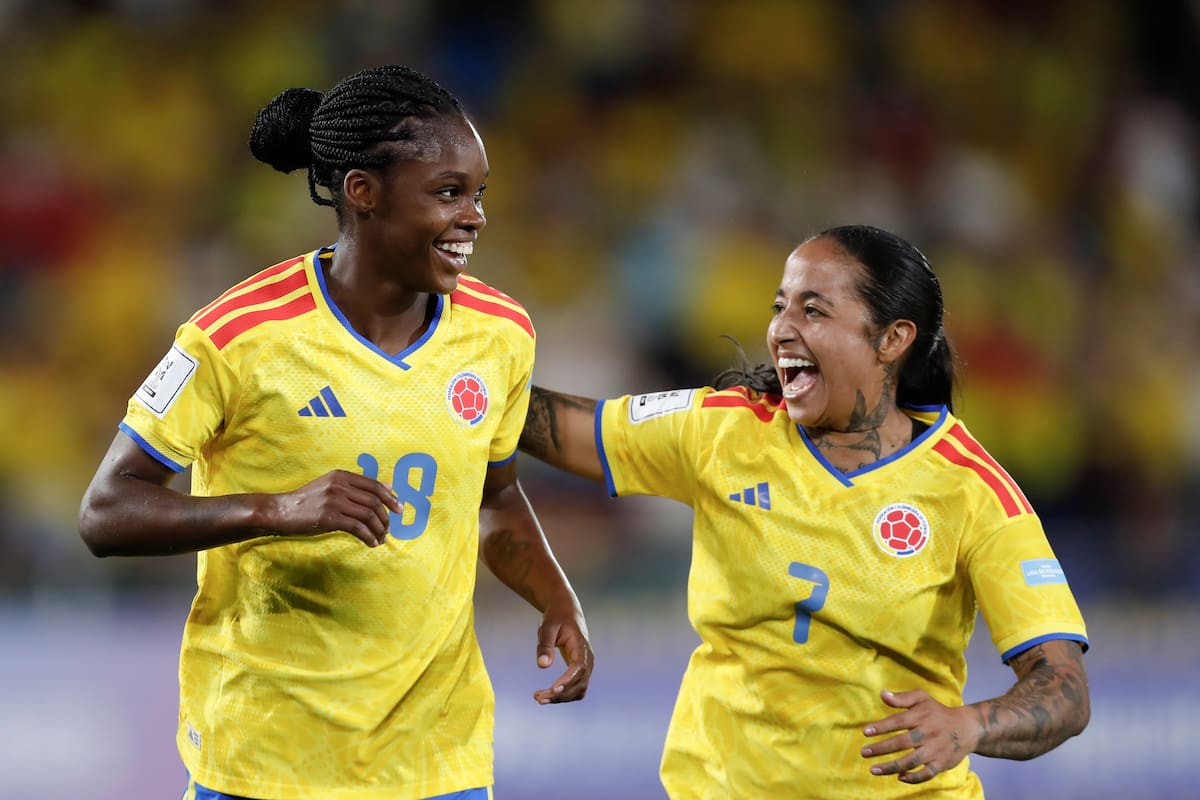 AME3520. CALI (COLOMBIA), 14/04/2026.- Linda Caicedo (i) y Manuela Pavi de Colombia celebran un gol este martes, en un partido de la Liga de Naciones Femenina entre Colombia y Chile en el estadio Olímpico Pascual Guerrero en Cali (Colombia). EFE/ Ernesto Guzmán Jr