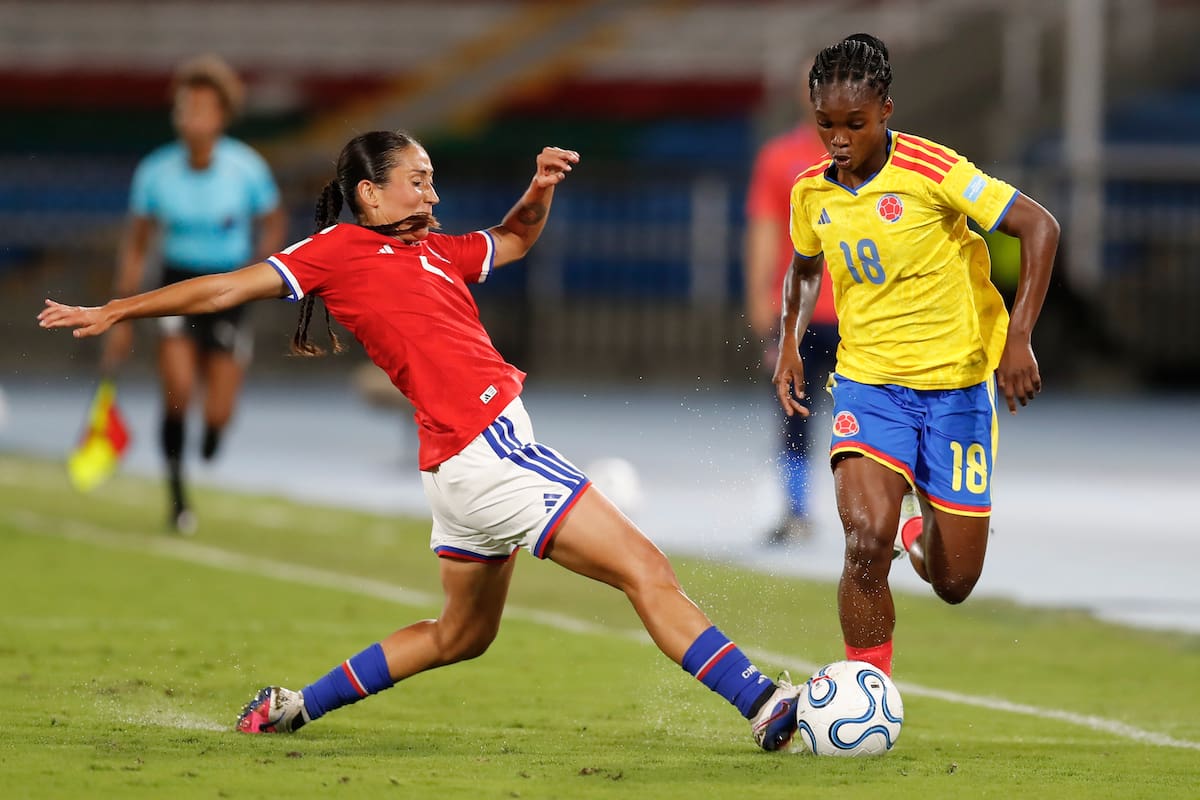 AME3541. CALI (COLOMBIA), 14/04/2026.- Linda Caicedo (d) de Colombia disputa el balón con Nayadet López de Chile este martes, en un partido de la Liga de Naciones Femenina entre Colombia y Chile en el estadio Olímpico Pascual Guerrero en Cali (Colombia). EFE/ Ernesto Guzmán Jr