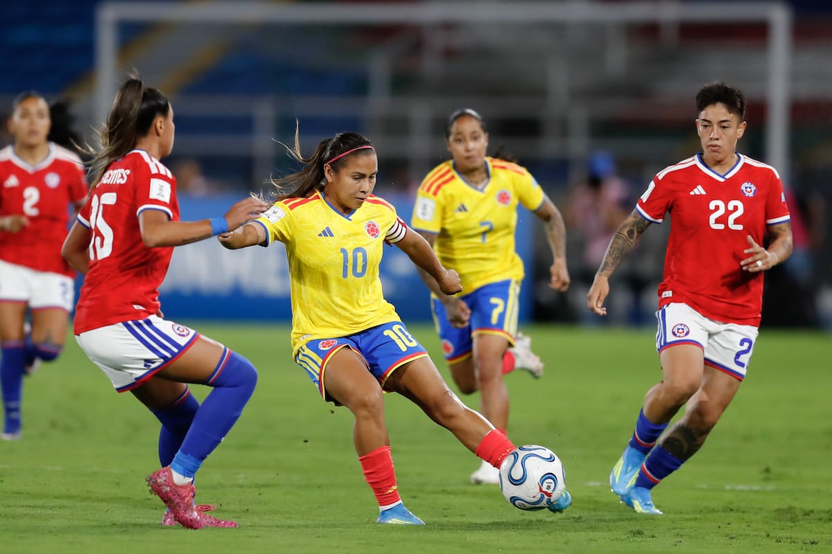 AME3525. CALI (COLOMBIA), 14/04/2026.- Leicy Santos (c) de Colombia disputa el balón con Valentina Díaz (d) de Chile este martes, en un partido de la Liga de Naciones Femenina entre Colombia y Chile en el estadio Olímpico Pascual Guerrero en Cali (Colombia). EFE/ Ernesto Guzmán Jr