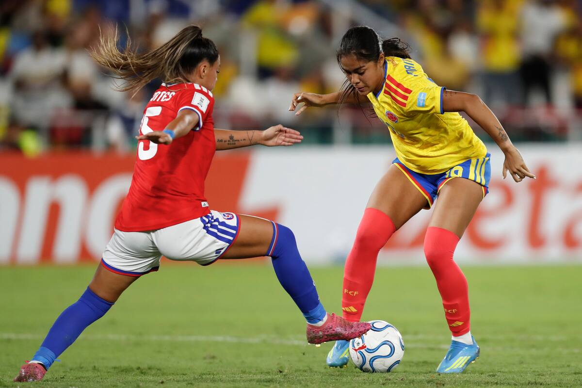 AME3559. CALI (COLOMBIA), 14/04/2026.- Maithé López (d) de Colombia disputa el balón con Anais Cifuentes de Chile este martes, en un partido de la Liga de Naciones Femenina entre Colombia y Chile en el estadio Olímpico Pascual Guerrero en Cali (Colombia). EFE/ Ernesto Guzmán Jr
