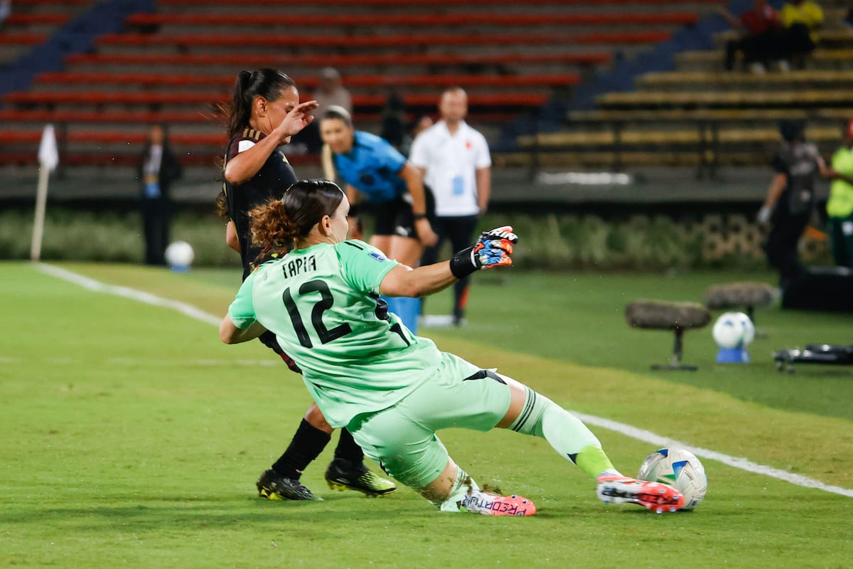 AME1276. MEDELLIN (COLOMBIA), 24/10/2025.- Katherine Tapia de Colombia rechaza un balón este viernes, en un partido de la Liga de Naciones Femenina entre Colombia y Perú en el Atanasio Girardot, en Medellin (Colombia). EFE/ Mauricio Dueñas Castañeda